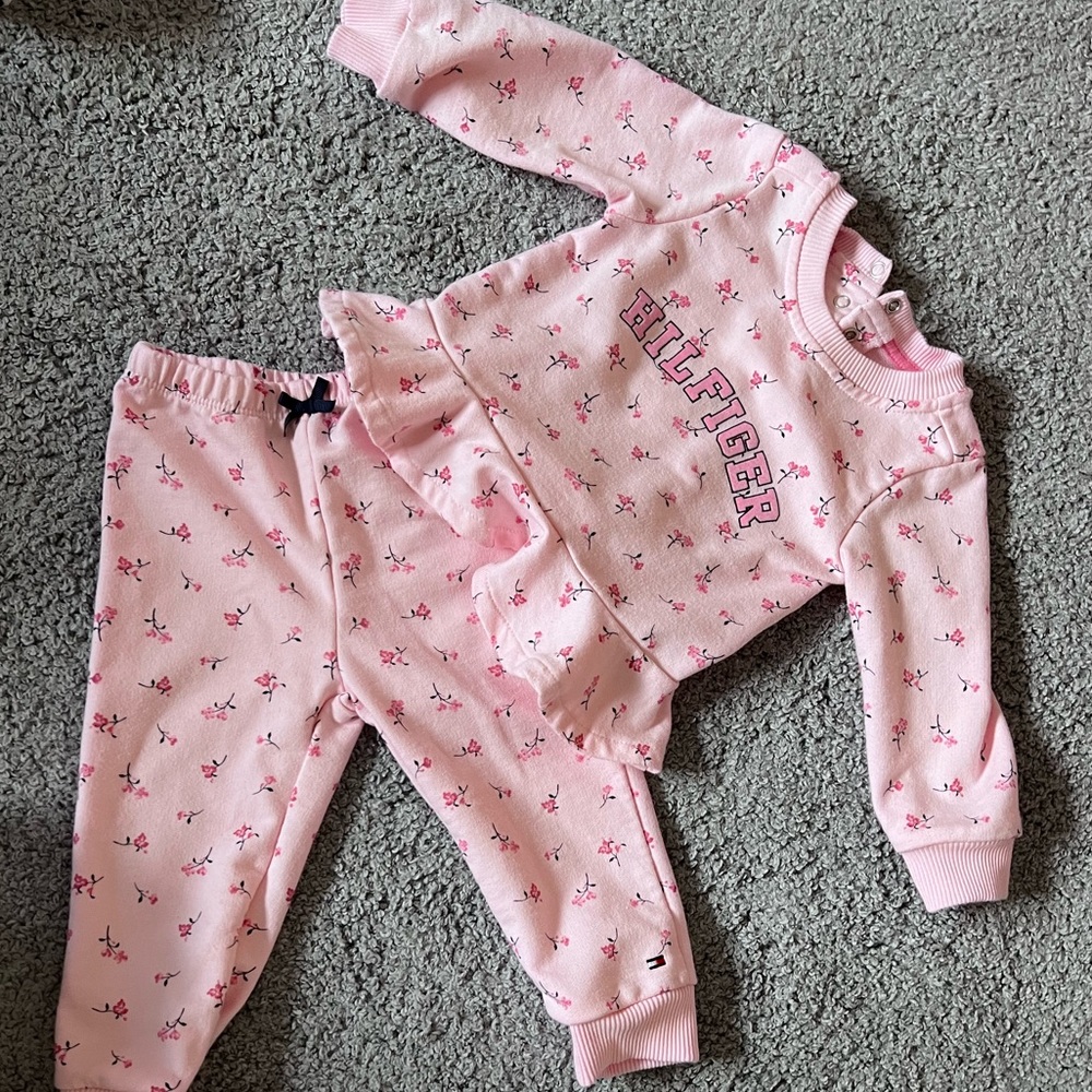 Baby girl tommy sweat suit